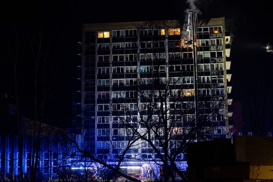 Vilniuje kilo gaisras daugiaaukščiame name – liepsnos veržėsi iš vienuoliktame aukšte esančio buto