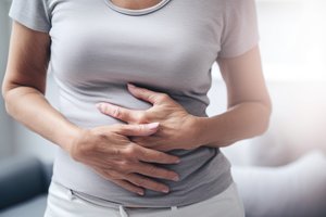 Gydytojas išvardijo veiksnius, kurie skatina pilvo išvaržos atsiradimą