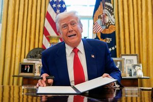 Akcijos ir doleris smunka, D. Trumpui pripažinus „gražios“ prekybos atakos kainą