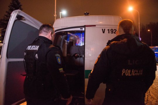 Varėnoje girtas vyras apgadino policijos automobilį