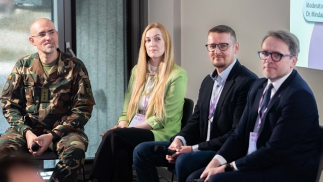 Švietimo programos ir realybė: kokios pilietiškumo pamokos suveiks?