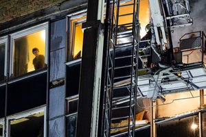 Kai kurie degusio Trinapolio daugiabučio gyventojai glaudžiasi viešbutyje, name įjungta elektra