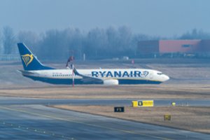 Iš Vilniaus skridęs „Ryanair“ lėktuvas netikėtai pakeitė kryptį: paaiškino, kodėl leidosi kitame oro uoste
