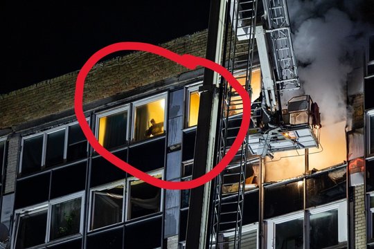 Stebėdami ugnies niokojamą kaimyno butą gyventojai lange išvydo kai ką, kas privertė išsižioti