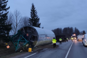 Judriame kelyje į griovį nuslydęs vilkikas su didžiuliu kroviniu – vis dar įstrigęs: darbai gali užtrukti net kelias dienas