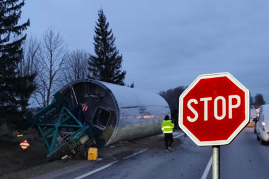 Netoli Plungės nuo kelio nuslydusį vilkiką vadavo dvi dienas: eismas šioje vietoje jau atnaujintas