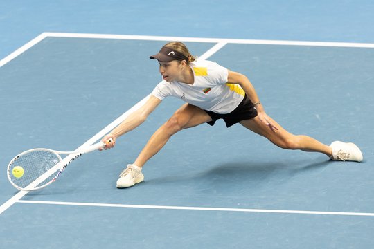 Billie Jean King taurė: Lietuvos tenisininkės pergalingai pradėjo išlikimo dvikovą