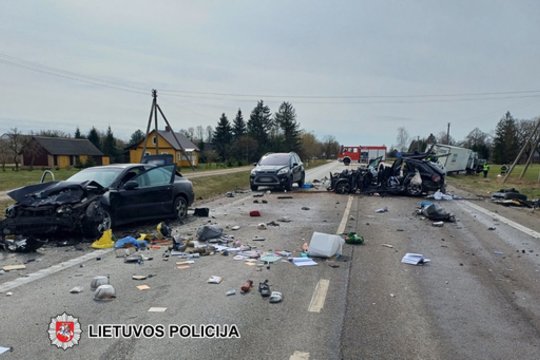 Tragedija kelyje „Via Baltica“: prie Panevėžio susidūrus sunkvežimiui ir 2 lengviesiems automobiliams, žuvo žmogus