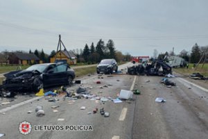 Tragedija kelyje „Via Baltica“: prie Panevėžio susidūrus sunkvežimiui ir 2 lengviesiems automobiliams, žuvo žmogus