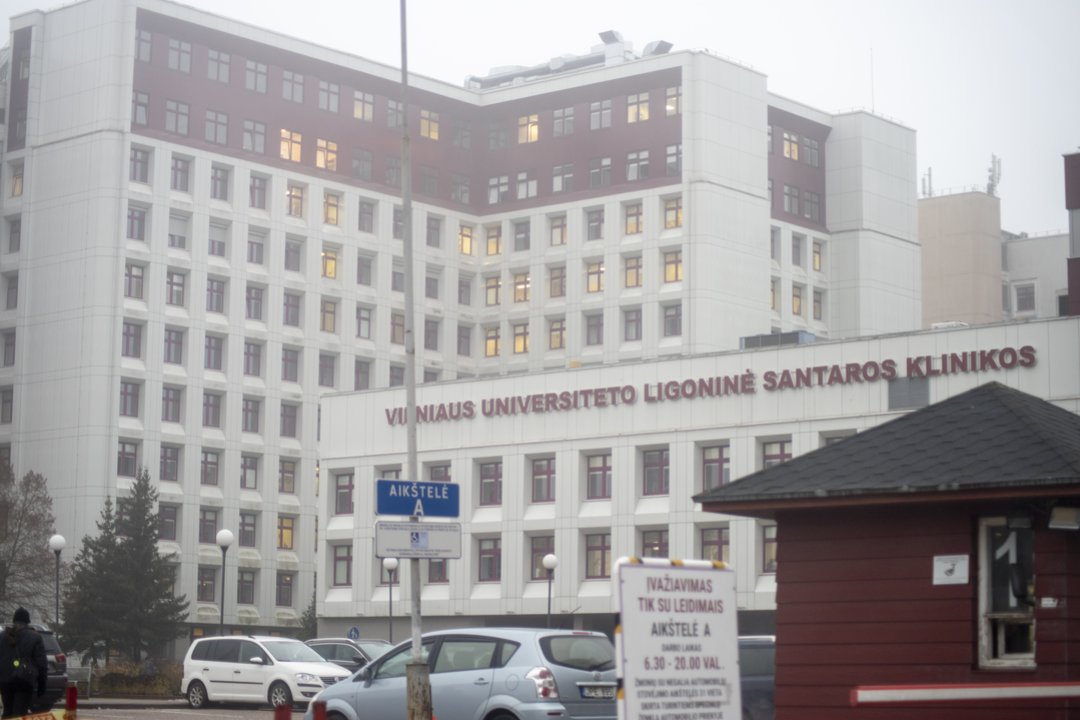 Murdomi gydytojai atskleidė, kaip dirbtinai didinamos eilės ir kur kyšo privatūs interesai    