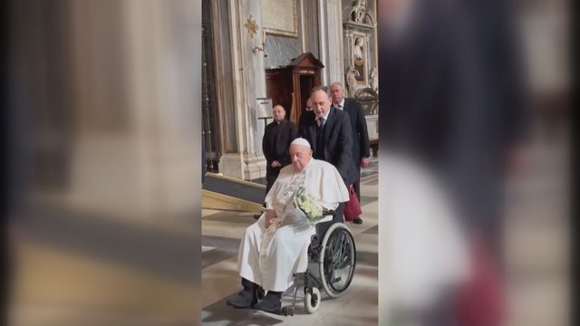 Užfiksavo dar vieną netikėtą popiežiaus Pranciškaus pasirodymą viešumoje