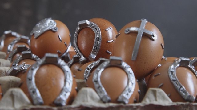 Ant Velykų stalo – neįprasti margučiai: kalvis iš Bosnijos pristatė unikalią tradiciją