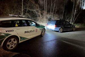 Sunkiai apgirtusiam vairuotojui dar buvo maža – važiavo į kavinę pavalgyti ir išgerti