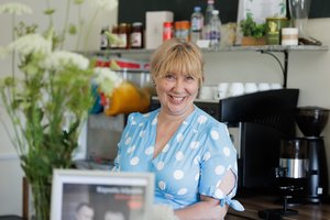 Aušra visą gyvenimą norėjo padėti kitiems, todėl įkūrė ypatingą kavinukę: čia apsilankę neabejotinai gaus karmos taškų