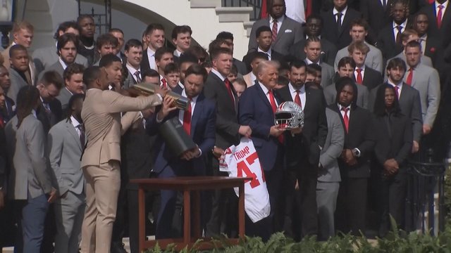 Svarbiu momentu J. D. Vance'as nesusigraibė: užfiksavo, kaip numetė koledžio futbolo trofėjų
