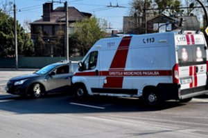 Kaune į eismo įvykį pateko medikų ekipažas