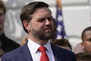 J. D. Vance‘as paragino Europą nebūti JAV „vasalu“