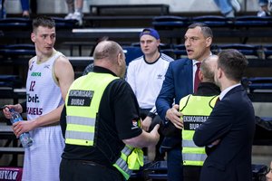 Emocijų audra Kėdainiuose: išvarytą J. Mačiulį išvedė apsauga