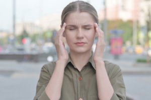 Skauda galvą: ar įmanoma sumažinti skausmą natūraliais būdais?