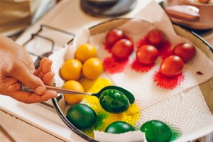 Žalios spalvos margučiai: paprastas triukas padės nudažyti natūraliai – bus žali kaip pavasario žolė