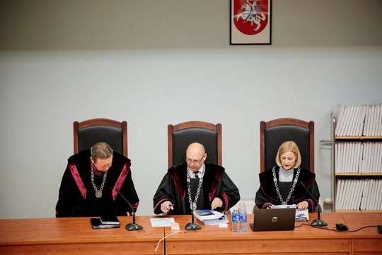 Penkiems riaušių prie Seimo bylos kaltinamiesiems už praleistus teismo posėdžius skirtos piniginės baudos