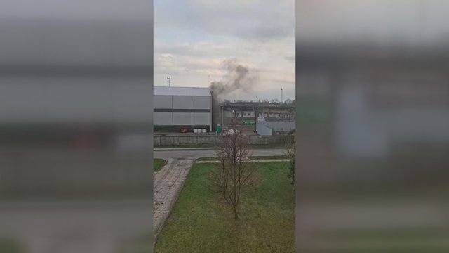 Vaizdai iš gaisro Kybartuose: užsiliepsnojo trąšų įmonės sandėlis