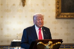 D. Trumpo administracija pagrasino uždrausianti priimti į Harvardą studentus iš užsienio