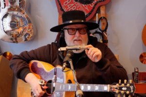 Atskleistos V. Stakėno paslaptys: nuo mėgstamiausių patiekalų iki neįtikėtinos gitarų kolekcijos