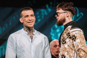 Prieš kovą – pasiūlymas lažintis ir D. Dirksčio keiksmai: „Žiūrėk man į akinius, kai su manim kalbi!“