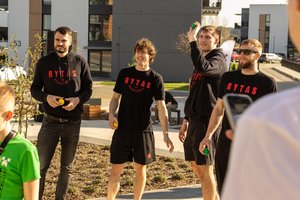 Vilniaus „Ryto“ komanda su pilaitiškiais tvarkė aplinką