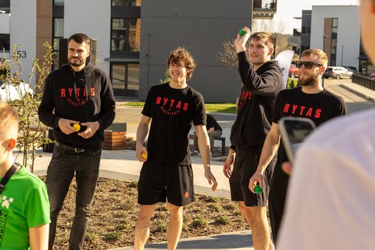 Vilniaus „Ryto“ komanda su pilaitiškiais tvarkė aplinką