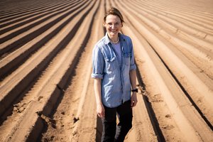 Iš tėvų ūkį perimanti jaunoji ūkininkė juokiasi: „Tikiuosi, nereikės laukti tiek, kiek princui Charlesui“