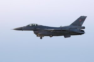 Lenkijoje F-16 naikintuvų pilotų gretas papildė pirmoji moteris