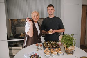 Virtuvės šefas P. Strasevičius apie gyvenimo iššūkius: mamai išvykus į užsienį vienas prižiūrėjo ketvirtokę sesę