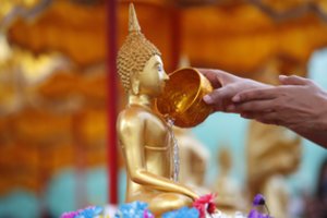 Tūkstančiai maldininkų Šri Lankoje plūsta apžiūrėti pirmą kartą per 16 metų eksponuojamo Budos danties