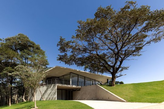Namas, pavadintas „Seriema House“, buvo pastatytas idiliškoje užuovėjoje Belo Horizontės (Brazilija) pakraštyje.