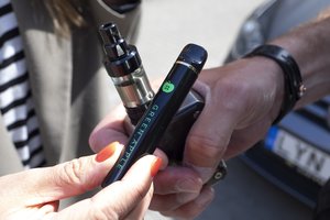 „Nemuno aušra“ siūlo mažinti akcizus elektroninių cigarečių skysčiui