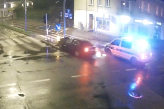 Lenkijos policija paviešino įspūdingą vaizdo medžiagą, kaip nuo pareigūnų sprukusio girto vyro „Škoda“ rėžėsi į šviesoforą