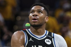 Be intrigos: G. Antetokounmpo ir „Bucks“ atkrintamųjų starte buvo sutriuškinti