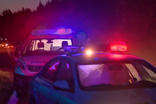 Kelyje „Via Baltica“ į griovį nuskriejo ir apsivertė girtų vyrų automobilis, vienas žmogus išvežtas į ligoninę