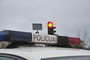 Degant raudonam šviesoforo signalui į perėją įvažiavęs automobilis Vilniuje sužalojo moterį