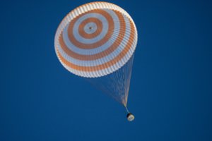 Iš Tarptautinės kosminės stoties saugiai grįžo trys žmonės