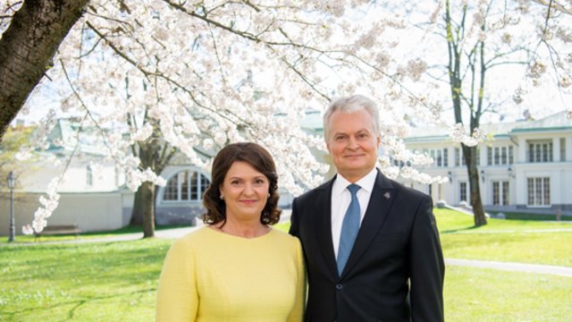 G. Nausėda ir pirmoji ponia sveikina su šv. Velykomis: „Tegul tikėjimas gėriu ir žmonėmis šviečia mūsų vaikų akyse“