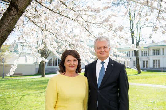 G. Nausėda ir pirmoji ponia sveikina su šv. Velykomis: „Tegul tikėjimas gėriu ir žmonėmis šviečia mūsų vaikų akyse“