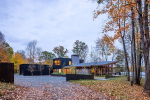 Prie ežero tyliai išdygusi vila – ypatinga: šeimininkai čia susikūrė rojų