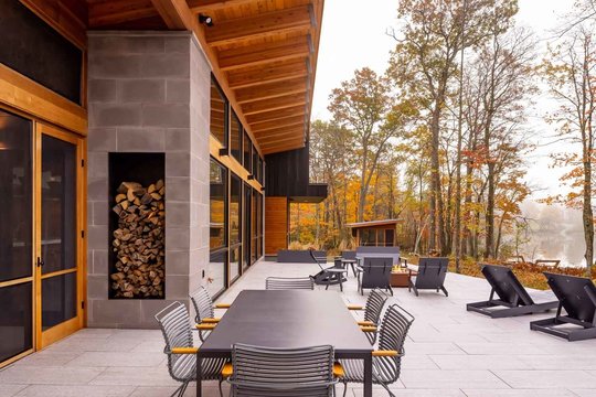 Rezidencija prie Red Cedar ežero Jungtinėse Amerikos Valstijose yra modernios architektūros namas, susiliejęs su natūraliu kraštovaizdžiu.