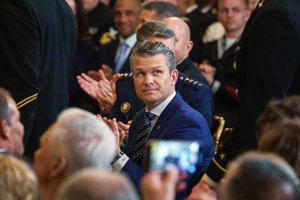 Skandalas: P. Hegsethas pasidalijo išsamiais planais apie karinę operaciją prieš hučių grupuotę Jemene