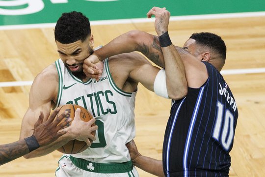 NBA čempionai užtikrintai pradėjo atkrintamųjų kelionę