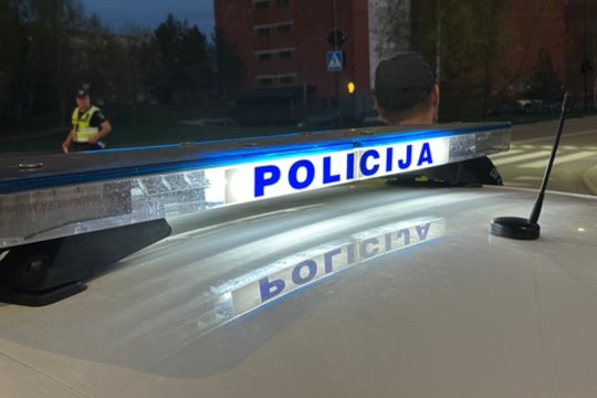 Įžūlus plėšimas Vilniuje: gatvėje pargriovę vyrą du nusikaltėliai iš jo atėmė rankinę