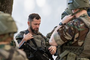 Įvertino siūlymą plėsti gynybos įgūdžių kursą mokyklose: ragina tinkamai pasiruošti, pradėti nuo pilotinių projektų